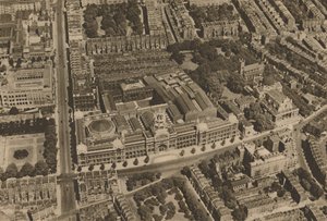 La macchina fotografica cattura una vista di South Kensington da un aeroplano a bassa quota, c1935