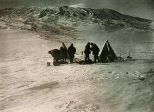 Il campo a 7000 piedi sul Monte Erebus, 1908, 1909 da Unbekannt