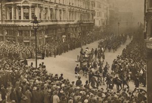 Le linee della città Queen Victoria Street per guardare il nuovo sindaco e la sua processione, c1935