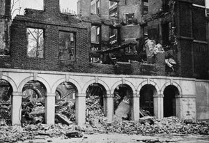 I Chiostri nel Tempio dopo essere stati Distrutti dal Fuoco, 1941 da Unbekannt