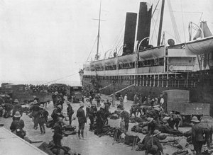 La forza di spedizione dei Dardanelli parte: Un trasporto che si carica ad Alessandria, 1915 da Unbekannt