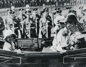 Il Duca e la Duchessa di York che lasciano la Cattedrale di San Paolo con le loro figlie, 1935, 1937