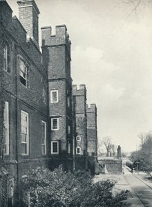 La facciata est del college, 1926 da Unbekannt