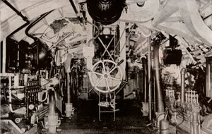La sala macchine di un sottomarino Holland, c1916