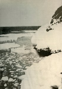 Il primo luogo di sbarco, mostrando il ghiaccio della baia che si rompe e si allontana verso nord, 1908, 1909 da Unbekannt