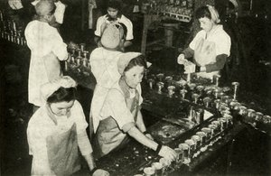 La grande industria del salmone - Ragazze indiane che lavorano nel reparto inscatolamento