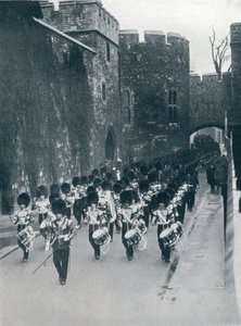 Le guardie lasciano la Torre di Londra, c1914