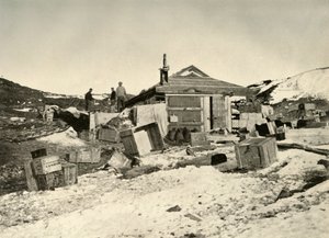 La capanna in estate, sacchi di carbone a sinistra, c1908