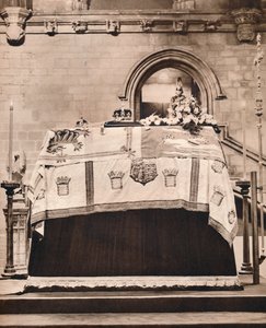 La corona imperiale, il globo e lo scettro sulla bara di Re Giorgio nella Westminster Hall, 1936 da Unbekannt