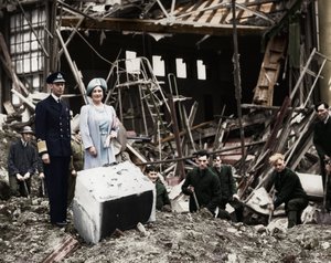 Il re e la regina ispezionano i danni delle bombe, Buckingham Palace, Londra, WWII, 1940 da Unbekannt