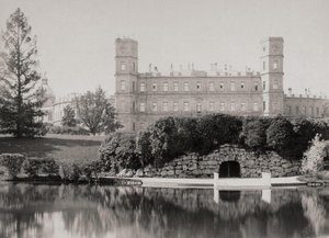 La facciata principale del palazzo di Gatchina, 1870-1880 da Unbekannt