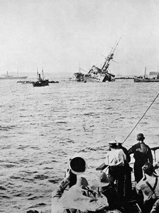 Il Majestic che affonda dopo essere stato silurato da un sottomarino nemico, 1915 da Unbekannt