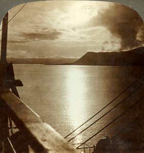 Il sole di mezzanotte a luglio sopra le scogliere di Spitzbergen e l