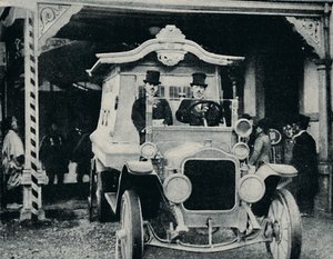 Il carro funebre a motore in abito orientale, c1935 da Unbekannt