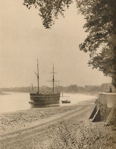 La vecchia cicogna ai suoi ormeggi al largo di Chiswick Mall, c1935 da Unbekannt
