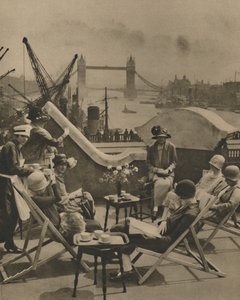 La piscina dal giardino sul tetto del Langbourne Club per donne di città, 1920s, c1935