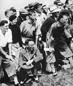 Il principe di Galles fuma una pipa al campionato di golf aperto, St Andrews, c1930