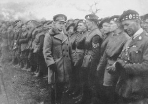 Il Principe di Galles che parla con un soldato britannico al fronte, Prima Guerra Mondiale, c. 1914-c. 1918, 1936