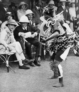 Il Principe di Galles che guarda una danza tradizionale, Freetown, Sierra Leone, 1925 da Unbekannt