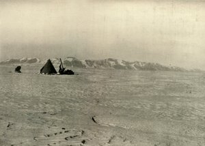 La catena montuosa della Regina Alessandra fotografata durante la discesa del ghiacciaio, c1908, 1909