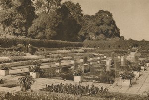 La quiete del giardino olandese a Kensington Palace custodito da cancelli chiusi, c1935 da Unbekannt