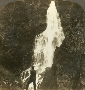 Le cascate di Sevle, schizzando e spruzzando, vicino all