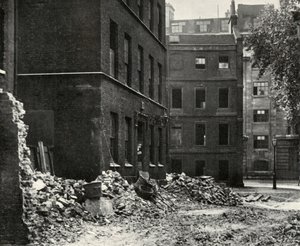Il sito del cancello da Fetter Lane e le case abbandonate in attesa di demolizione, 1934 da Unbekannt