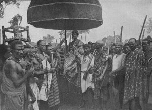 Il re sottomesso di Akim portato sulla sua sedia di stato, 1902 da Unbekannt