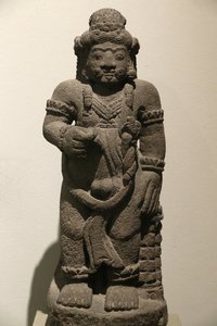 Museo Victoria and Albert. Figura di guardiano da un dramma epico. Pietra vulcanica. Indonesia (Giava orientale). 1400-1500. Periodo Majapahit. Regno Unito da Unbekannt