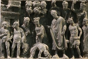 Museo Victoria and Albert. Rilievo che mostra un tentativo di uccidere il Buddha. 100-200. Scisto. Gandhara/Nord-ovest del Pakistan. Regno Unito