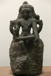 Museo Victoria and Albert. Shiva come Dakshinamurti. 1200-1300. Periodo tardo Chola. Granito. India meridionale (Tamil Nadu). Regno Unito