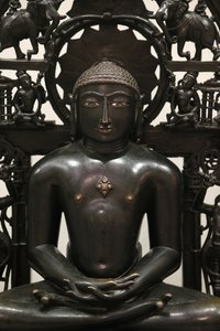 Museo Victoria and Albert. Il Jina Shantinatha. 1168; la piastra posteriore circa 1300-1500. Lega di rame con intarsi in argento e rame. Probabilmente India occidentale. Regno Unito da Unbekannt