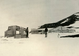 I quartieri invernali della spedizione Discovery a Hut Point, c1908, 1909
