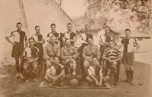 La squadra di calcio dei giovani soldati del primo battaglione, il reggimento Queen
