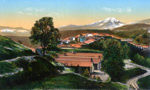 Le caserme con montagne innevate in lontananza, Chakrata, India, inizio XX secolo da Unbekannt