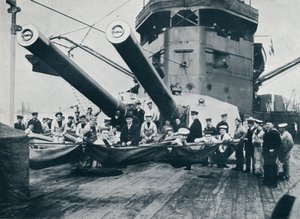 I grandi cannoni della HMS New Zealand, c1914
