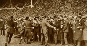 La prima finale della FA Cup si tiene al nuovo stadio di Wembley a Londra, 28 aprile 1923, 1935 da Unbekannt