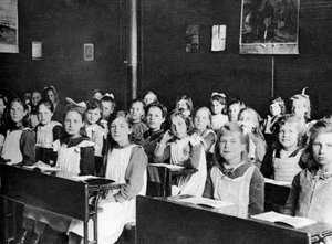 Le ragazze che vivono nella casa del Dr. Barnardo a Barkingside, Londra, 1926-1927