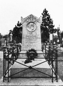 La lapide di Louis Daguerre, pioniere della fotografia francese