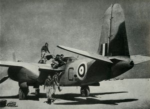 Il sole cocente scende su un campo di atterraggio nel deserto, c1942-1943, 1945 da Unbekannt