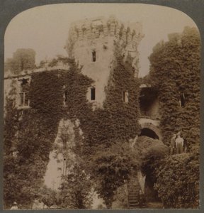 Le torri ricoperte di edera del Castello di Raglan, l