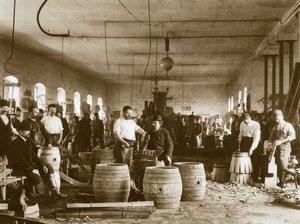 La fabbricazione di barili di birra in legno a Pilsen, 1880s da Unbekannt