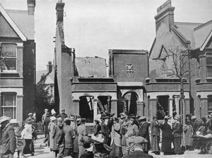 Il risultato di un raid aereo: Una casa distrutta a Southend, 1915 da Unbekannt