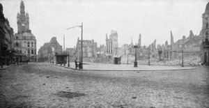 Le rovine e il campanile di Douai, Francia, 1918 da Unbekannt
