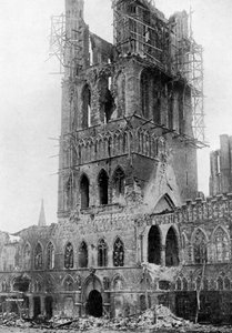 La torre del Mercato dopo un bombardamento tedesco, Ypres, Belgio, Prima Guerra Mondiale, 1920 da Unbekannt