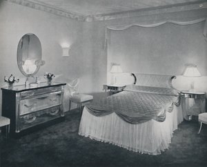Le qualità vibranti del Plexiglas sono sfruttate a vantaggio in questa camera da letto, 1942