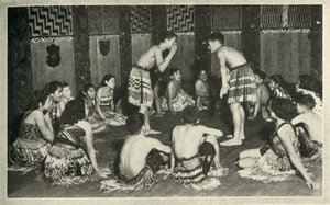 Questi bambini Maori alla Scuola Nativa, Whakarewarewa, stanno giocando a un gioco di mani, c1948 da Unbekannt