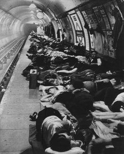Coloro che andavano nei rifugi iniziavano un nuovo tipo di vita notturna, 11 novembre 1940, 1942 da Unbekannt