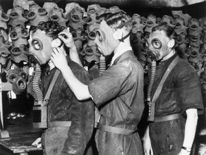 Tre uomini con maschere antigas, c. 1930 da Unbekannt
