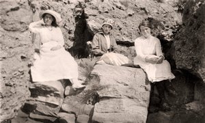 Tre donne che si rilassano sulle rocce, inizio XX secolo